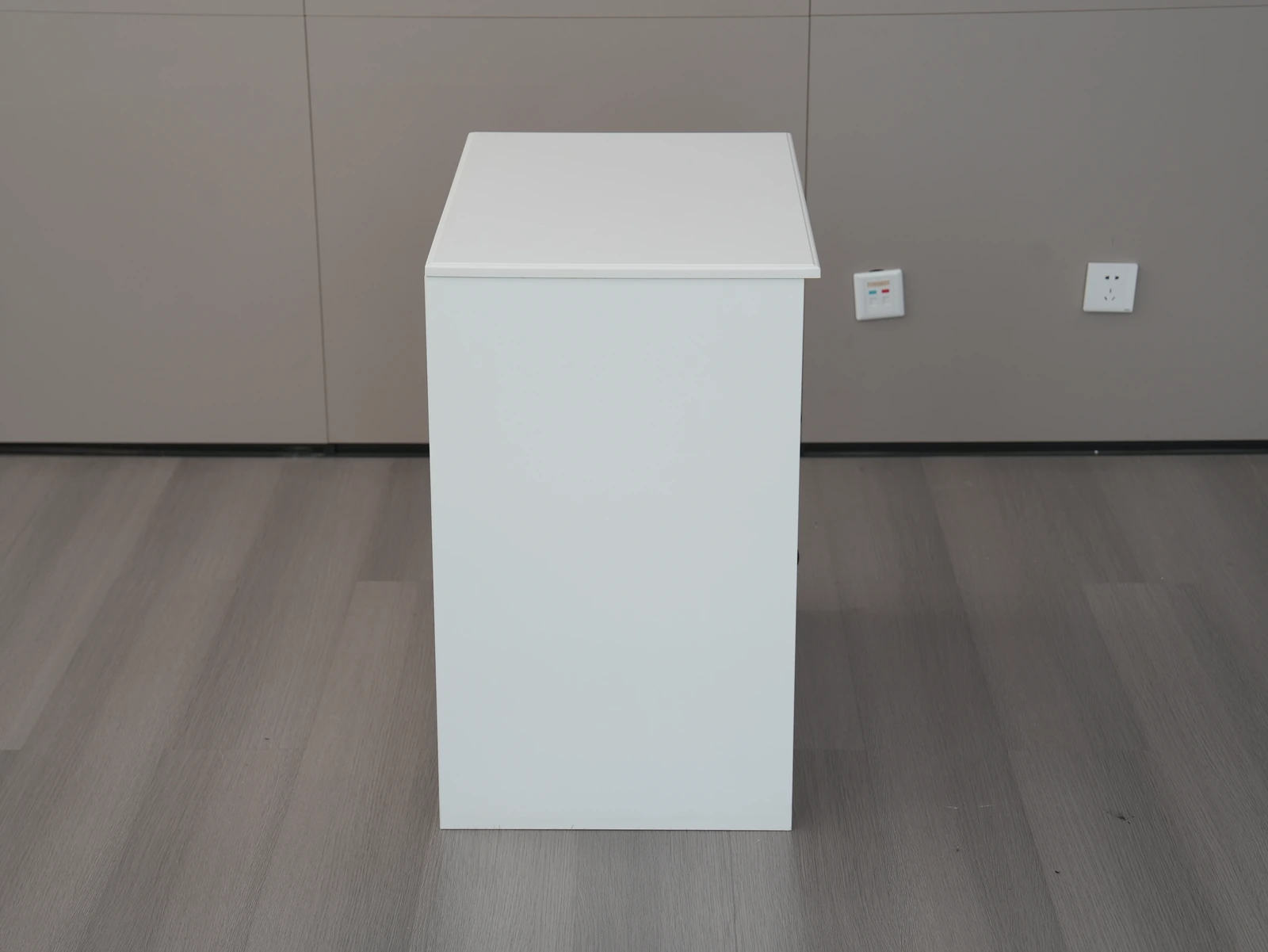 Minimalist Three Drawer Bedside Dresser E5006 product detail